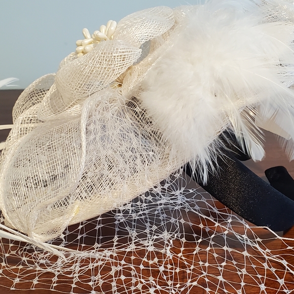 NWT! Beautiful Fascinator On Headband - White Mesh Netting Veil White Flower - Picture 7 of 9